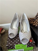 Kelly & Katie size 8 silver stone 2in heels