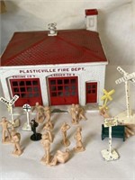 VINTAGE TRAIN ACCESSORIES WITH PLASTICVILLE FIRE