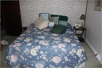 PILLOWS, BEDDING AND BED LOT
