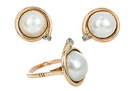 14K GOLD AND MABE PEARL EARRINGS AND RING, 20.4g