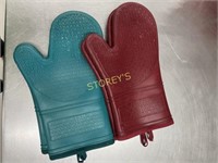 2 Pair of Oven Mitts