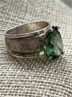 Sterling Silver Ring w/ Green Stone sz 6