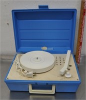 Child's record player, tested, cannot latch lid
