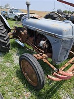 Ford Dexter tractor. Needs battery,