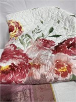 QUEEN SIZED FLORAL QUILTED BED SET WITH FLOOR MAT