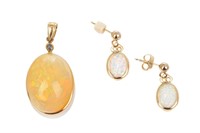 14K GOLD AND OPAL PENDANT AND PAIR OF EARRINGS, 3g
