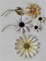 LOT OF FLOWER BROOCHES, 1 w/ MATCHING EARRINGS