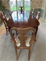Dining room table with 2 leaves and 6 chairs