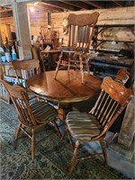 Pedestal table w/ 4 sturdy chairs w/ 2 leaves...