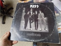 USED LP  KISS DRESSED TO KILL RECORD IS AS SHOWN,