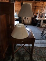 End table 26" t x 22" x 26" w/ lamps (2)