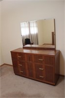 dresser w/mirror & chest of drawers