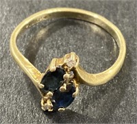 (CX) 10k Gold Ring w Green Stone Size 7. 1.89