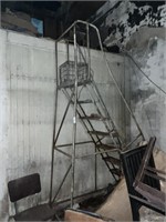Stocking ladder + metal Milk crate