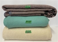 Trois bonnes couvertures de laine