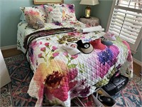 FULL BED W LINENS & PILLOWS VERY VIBRANT