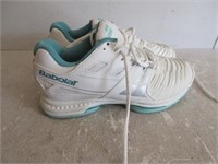 WOMENS BABOLAT TENNIS SHOES SIZE 7.5- ALMOST NEW