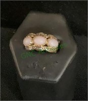 Beautiful three stone ladies ring with diamond
