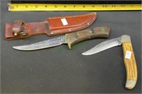 Knife lot includes a larger pocket knife with