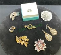 Jewelry lot includes ladies brooches, earrings