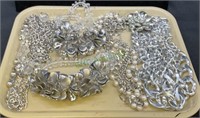 Tray lot costume jewelry includes primarily