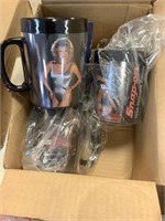 3 plastic snap-on mugs