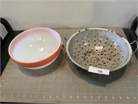 Vintage graniteware colander & Pyrex bowl