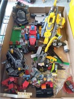 TRAY OF MISC LEGOS AND PARTS