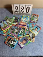 (93) 1975 Topps Baseball Cards