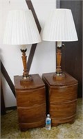 2 electric lamps, 2 side tables with drawers