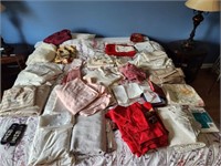 GROUP OF LINENS, BEDDING