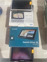 2 Garmin gps devices
