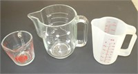 (2) GLASS MEASURING CUPS & (1) PLASTIC