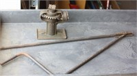 ANTIQUE MANUAL JACK WITH HANDLE / CRANK