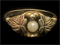 10 Karat Gold Ring with Inset White Pearl/Gem
