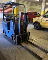 Towmotor Model 461LP Forklift 
Does not have