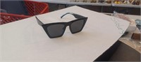 Feisedy Retro Style Black Sunglasses