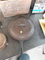 Cracker barrel LODGE 11.5in cast iron w/lid