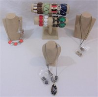 Costume jewellery w/ bracelets.