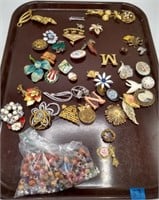 VTG costume jewerly pioons brooches beads