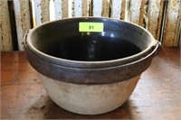 12" Stoneware Bowl w Handle