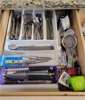 Contents of kitchen drawer.