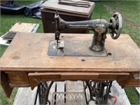 Antique Singer Sewing Machine. Treadle drive.