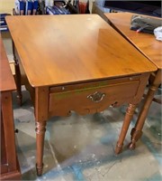 Beautiful Thomasville tea table with drawer and