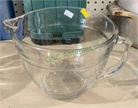 Large 8 cup - 2 quart mixing bowl with handle and