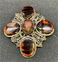 Beautiful vintage pendant/brooch with center
