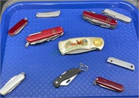 Tray lot of assorted pocket knives includes