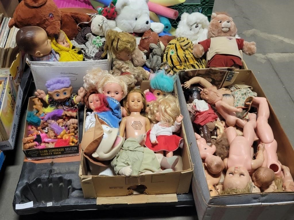 PALLET OF DOLLS AND STUFFED ANIMALS