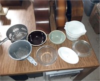 12 pc kitchenware bowls, colanders, Pyrex w/lids