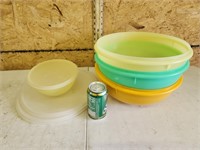 VINTAGE TUPPERWARE BOWLS WITH LIDS